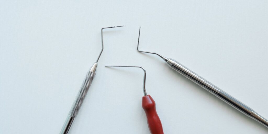 ¿Cómo usar y medir con una sonda periodontal?